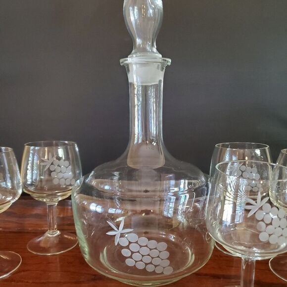 Mid Century Glass Decanter and 5 Cordial Glass Set Etched Grape Design - Picture 7 of 8
